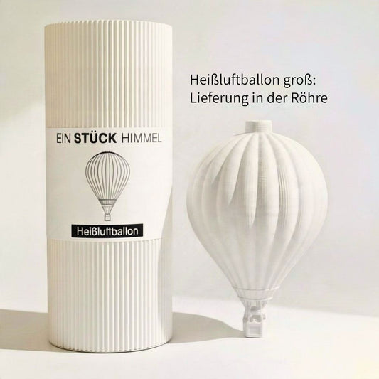 Heißluftballon-Lampenschirm groß von Benago Lights neben der weißen Versandröhre mit Aufdruck Ein Stück Himmel