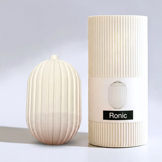 Weißer Ronic-Lampenschirm von Benago Lights neben der hellen Geschenkverpackung mit Etikett Ronic