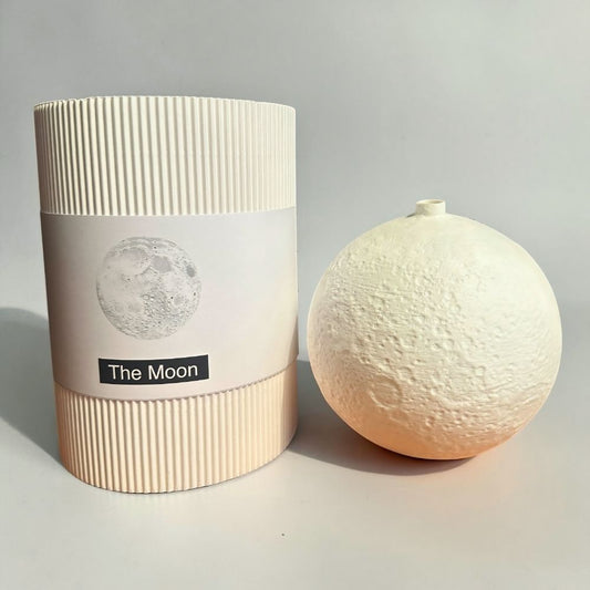Lampenschirm The Moon von Benago Lights in Weiß neben der weißen Geschenkverpackung mit Etikett The Moon