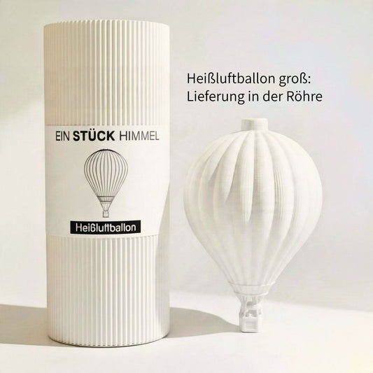 Heißluftballon Lampenschirm groß neben der weißen Versandröhre mit Aufdruck Ein Stück Himmel, Lieferung in der Röhre