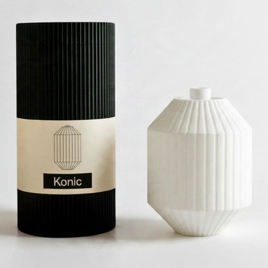 Weißer Konic-Lampenschirm von Benago Lights neben der schwarzen Geschenkverpackung mit Etikett Konic
