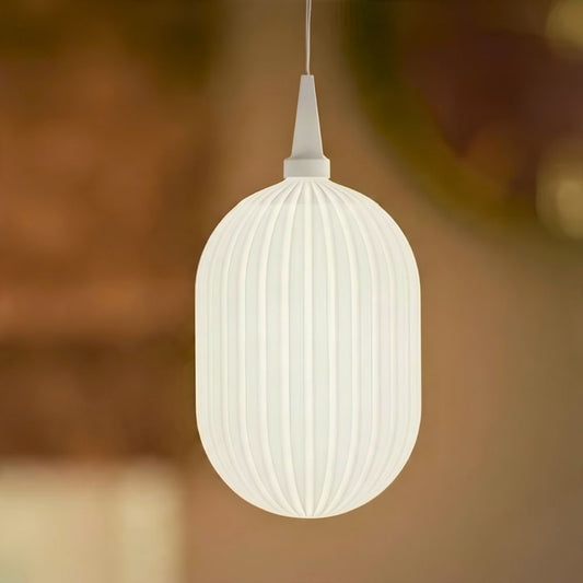 Weißer Ronic-Lampenschirm von Benago Lights hängt ausgeschaltet an einem Kabel vor unscharfem Hintergrund