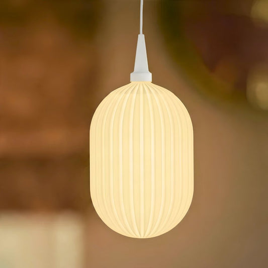 Leuchtender weißer Ronic-Lampenschirm von Benago Lights hängt an einem Kabel vor unscharfem Hintergrund