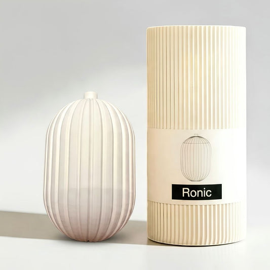 Weißer Ronic-Lampenschirm von Benago Lights neben der hellen Geschenkverpackung mit Etikett Ronic