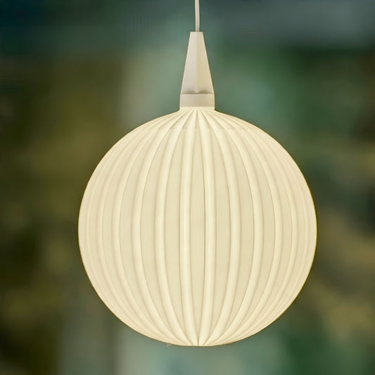 Leuchtender weißer Spheric-Lampenschirm von Benago Lights hängt an einem Kabel vor unscharfem Hintergrund