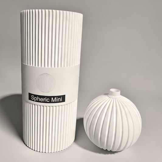 Weißer Spheric-Lampenschirm Mini von Benago Lights neben der weißen Geschenkverpackung mit Etikett Spheric Mini