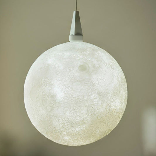 Leuchtender Lampenschirm The Moon von Benago Lights mit Mondoberfläche hängt an einem Kabel vor hellem Hintergrund