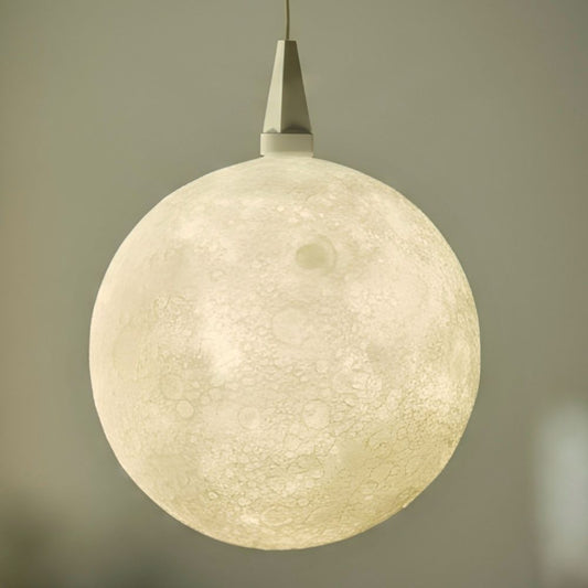 Leuchtender Lampenschirm The Moon von Benago Lights mit Mondoberfläche hängt an einem Kabel vor hellem Hintergrund